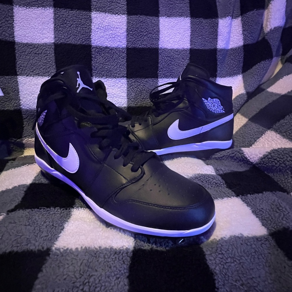 Nike Jordan Men’s baseball cleat (spikes).